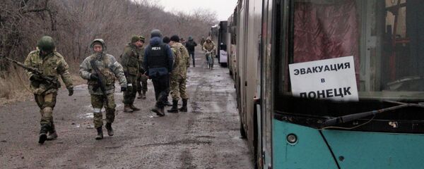 Колонна автобусов из ДНР, прибывшая в Дебальцево для эвакуации местных жителей Колонна автобусов из ДНР, прибывшая в Дебальцево для эвакуации местных жителей - Sputnik Беларусь