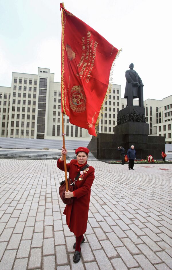 Участница шествия коммунистов в честь годовщины Октябрьской революции 1917 года в Минске - Sputnik Беларусь