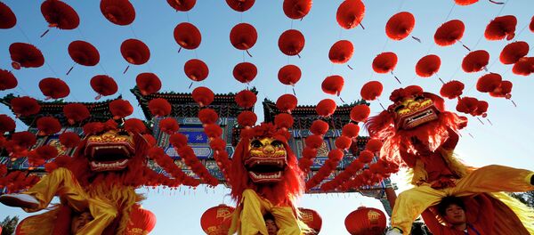 Танующие львы на традиционном китайском новогоднем карнавале, Пекин, 18 февраля 2015 - Sputnik Беларусь