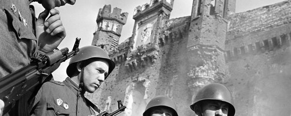 Молодые солдаты советской армии приносят клятву верности у стен Брестской крепости - Sputnik Беларусь