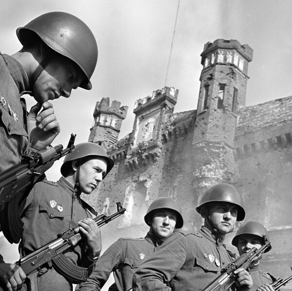 Молодые солдаты Советской армии приносили клятву верности у стен Брестской крепости. - Sputnik Беларусь