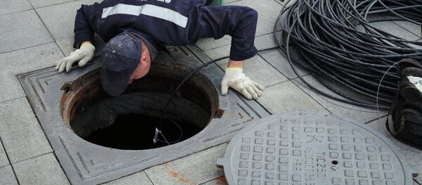 Рабочий прокладывает кабель, архивное фото - Sputnik Беларусь