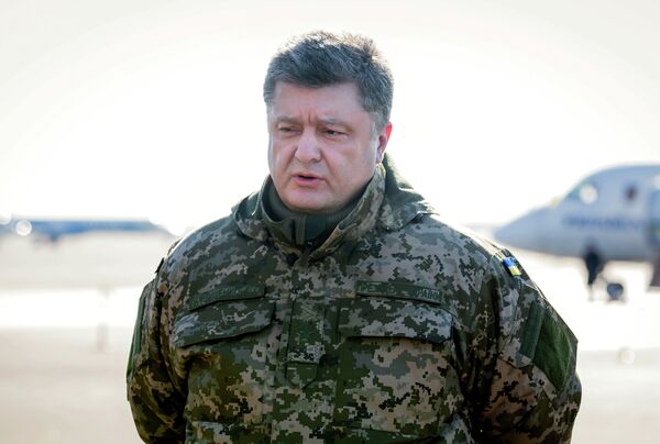 Президент Украины П.Порошенко перед вылетом в зону силовой операции - Sputnik Беларусь