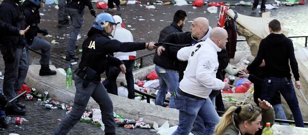 Футбольные фанаты устроили беспорядки в Риме - Sputnik Беларусь