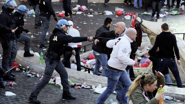 Футбольные фанаты устроили беспорядки в Риме - Sputnik Беларусь