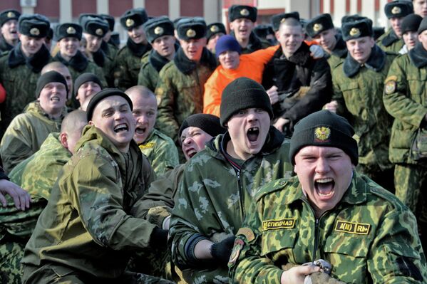 Белорусские спецназовцы соревнуются в перетягивании каната во время Масленицы - Sputnik Беларусь