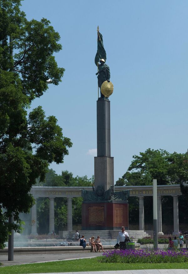 Памятник Советскому воину-освободителю на Шварценбергплатц в центре Вены - Sputnik Беларусь