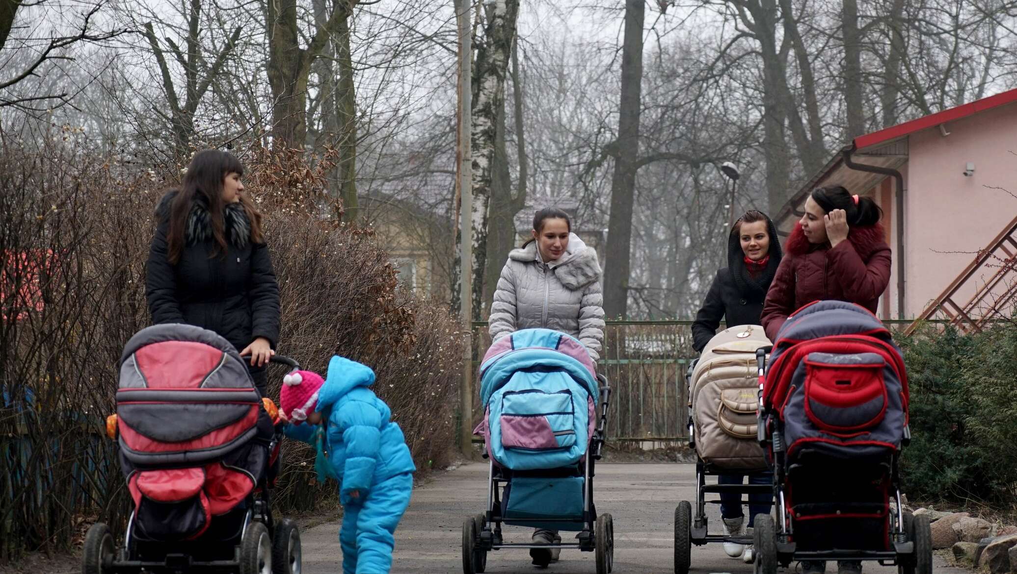 Коляски 4 мама. Мамы с колясками на прогулке. Многодетная семья на прогулке. Семья с коляской на прогулке. Многодетная мама на прогулке.