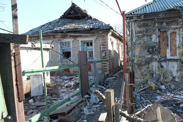 Разрушенные в результате обстрела дома в Донбассе - Sputnik Беларусь