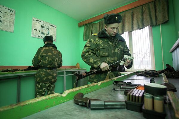 Вернувшиеся с боевого дежурства бойцы чистят оружие - Sputnik Беларусь