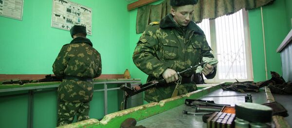 Вернувшиеся с боевого дежурства бойцы чистят оружие - Sputnik Беларусь