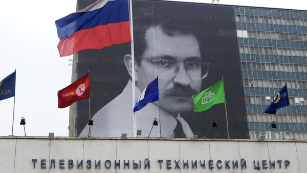 Плакат с изображением В. Листьева вывешен на здании телецентра Останкино - Sputnik Беларусь