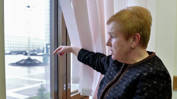Лидия Ермошина у окна своего рабочего кабинета - Sputnik Беларусь