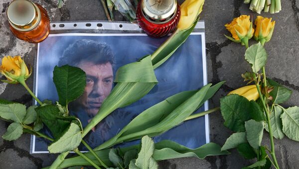 Люди приносят цветы и свечи к посольству в память о Б.Немцове - Sputnik Беларусь