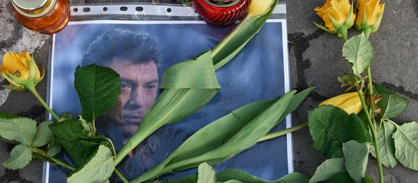 Люди приносят цветы и свечи к посольству в память о Б.Немцове - Sputnik Беларусь
