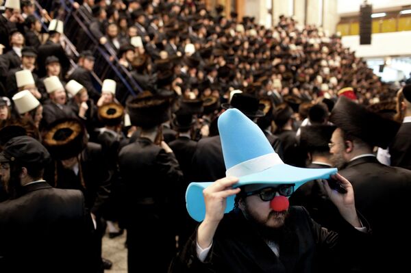 Празднование Пурима в Бней-Браке, Израиль Празднование Пурима в Бней-Браке, Израиль - Sputnik Беларусь