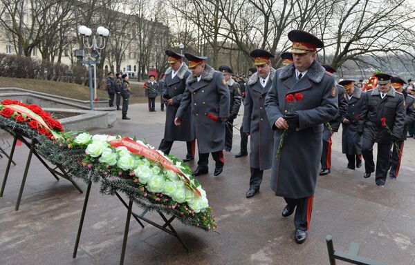 Возложение цветов к памятнику сотрудникам милиции, погибшим при исполнении служебного и воинского долга - Sputnik Беларусь
