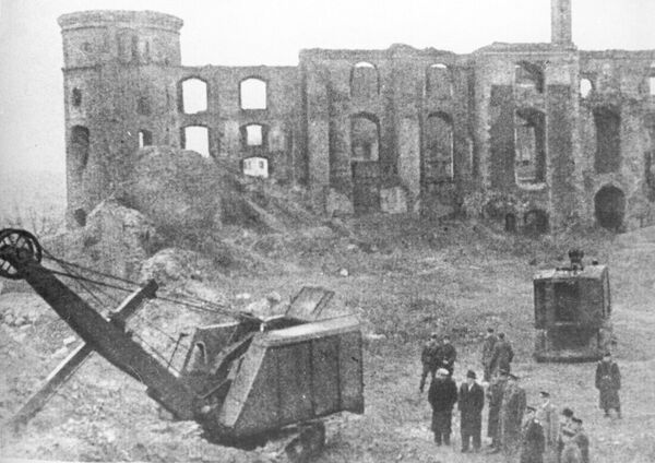 Поиски Янтарной комнаты в 1946 году у Королевского замка в Кенигсберге Поиски Янтарной комнаты в 1946 году у Королевского замка в Кенигсберге - Sputnik Беларусь