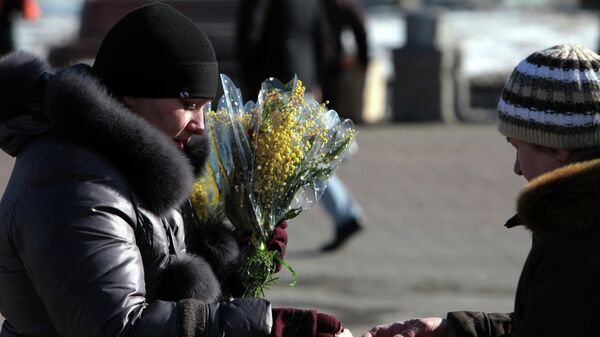 Продажа цветов в преддверии Международного женского дня - Sputnik Беларусь