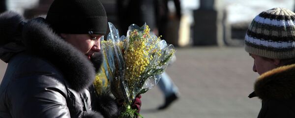 Продажа цветов в преддверии Международного женского дня - Sputnik Беларусь