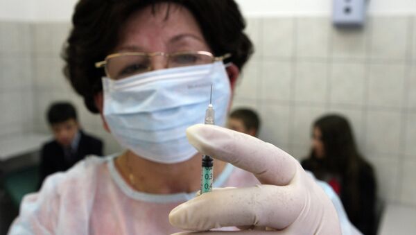 Врач приготавливает инъекцию для прививки - Sputnik Беларусь