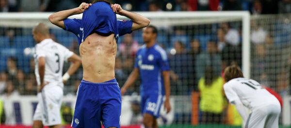 Леон Горецка  (Шальке-04) закрывает лицо майкой после потери мячи в матче против Реала - Sputnik Беларусь