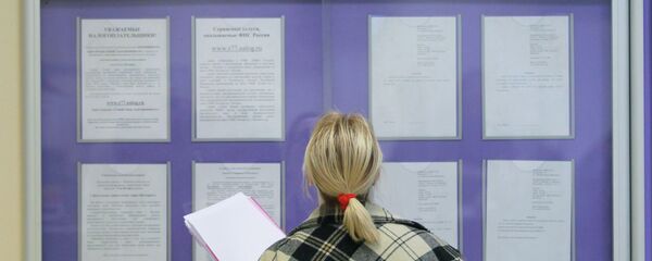 Посетительница рассматривает образцы заполнения документов Посетительница рассматривает образцы заполнения документов - Sputnik Беларусь