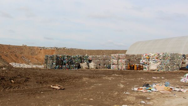 На выходе разделенные по видам отходы компактно прессуются и готовы для отправки на переработку. - Sputnik Беларусь