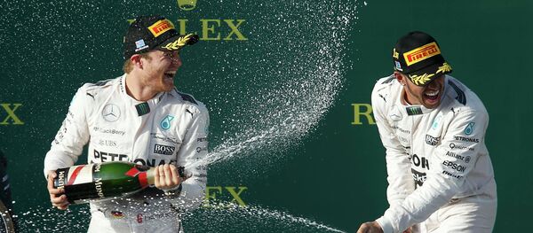 Нико Росберг (слева) и Льюис Хэмилтон Нико Росберг (слева) и Льюис Хэмилтон - Sputnik Беларусь