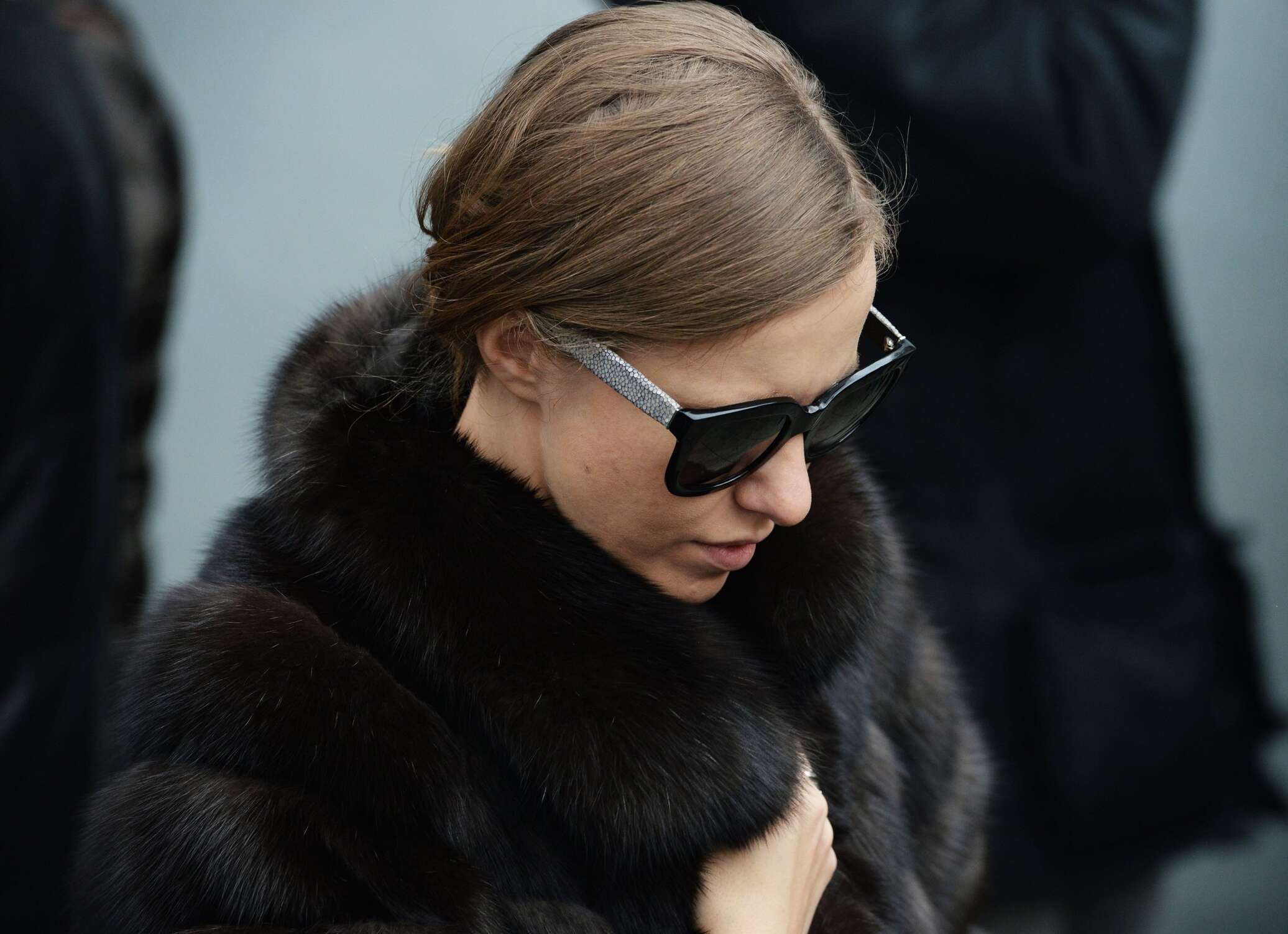 собчак на похоронах навального. собчак стиль 2023. похороны бориса немцова собчак. собчак на похоронах немцова. собчак и богомолов свадьба на катафалке.