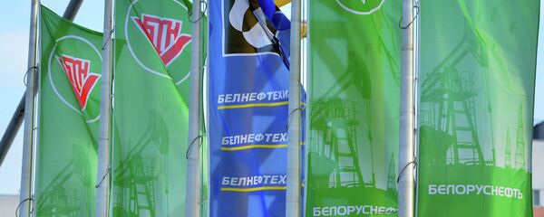 Флаги с логотипом концерна Белнефтехим - Sputnik Беларусь