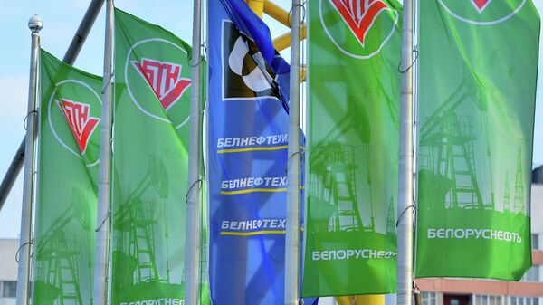 Флаги с логотипом концерна Белнефтехим - Sputnik Беларусь
