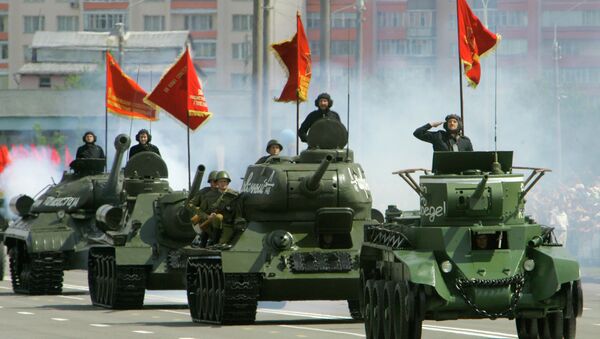 Парад раритетной военной техники в Минске. На первом плане: танк БТ-7; на втором плане: танк Т-34 - Sputnik Беларусь