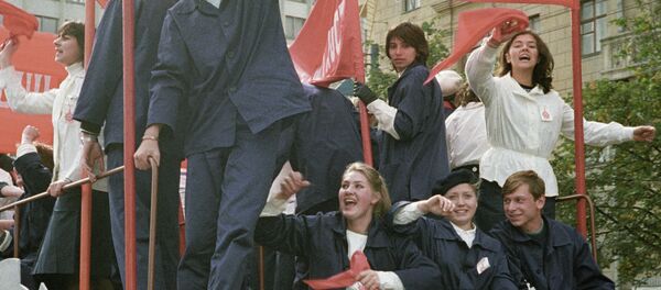Участники театрализованного представления  у транспаранта Да здравствует трезвость - Sputnik Беларусь