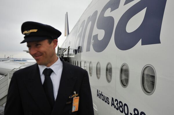 Член экипажа пассажирского самолета Airbus A380 германской авиакомпании Lufthansа - Sputnik Беларусь