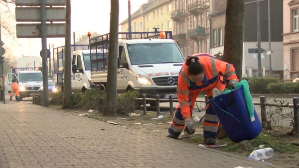 Мусор и разбитые стекла: во Франкфурте расчищали улицы после погромов - Sputnik Беларусь