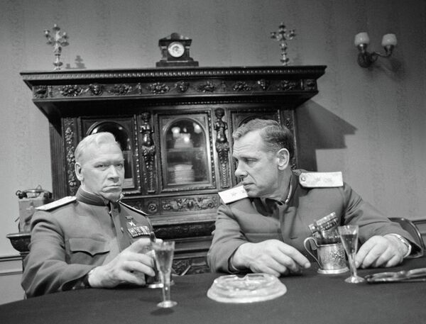 Евгений Кузнецов и Георгий Жженов в фильме Бой после победы - Sputnik Беларусь