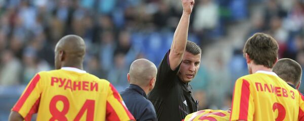 Главный судья показывает красную карточку игроку - Sputnik Беларусь