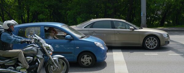 Автомобили стоят у стоп-линии - Sputnik Беларусь