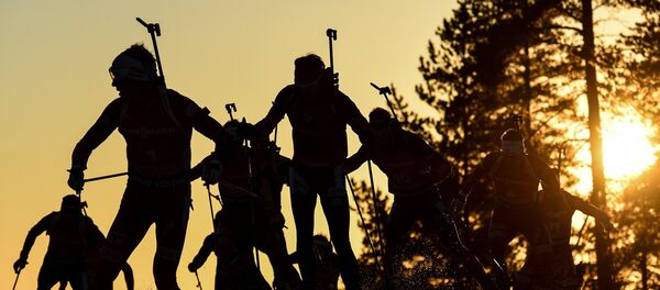 Спортсмены на дистанции масс-старта среди мужчин - Sputnik Беларусь