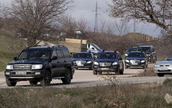Кортеж двигается по направлению к кладбищу, где предположительно был захоронен Виктор Янукович-младший - Sputnik Беларусь