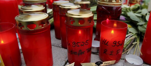 Свечи и нагрудные знаки летчиков возле авиакомпании Germanwings в Кельне - Sputnik Беларусь