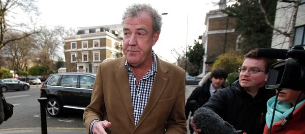 Британский телеведущий Джереми Кларксон возле своего ​​дома в Лондоне - Sputnik Беларусь