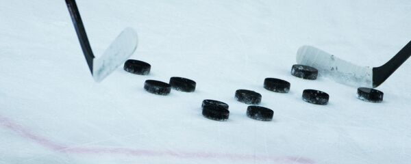 Шайбы и клюшки на раскатке перед началом матча - Sputnik Беларусь