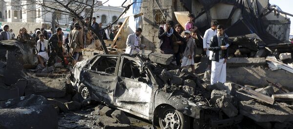 Люди собираются на месте авиаудара в жилом районе в Йемене 26 марта 2015 Люди собираются на месте авиаудара в жилом районе в Йемене 26 марта 2015 - Sputnik Беларусь