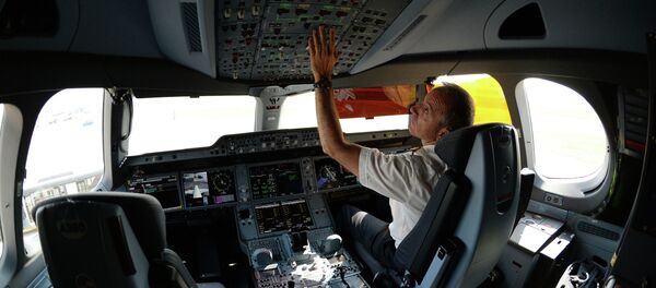 Пилот в кабине пассажирского самолета Airbus A350 XWB  - Sputnik Беларусь