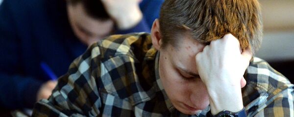 Абитуриенты сдают письменную работу - Sputnik Беларусь