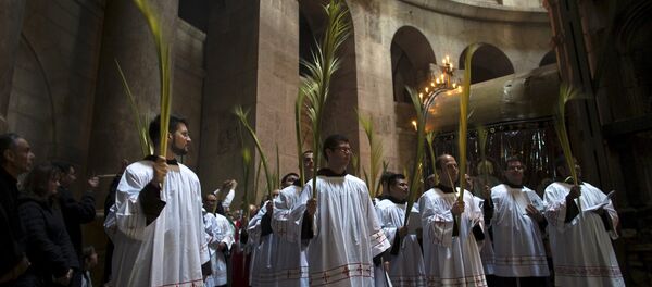 Католические священнослужители с пальмовыми ветвями во время Вербного воскресенья в Храме Гроба Господня в Иерусалиме - Sputnik Беларусь