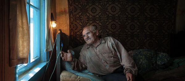 Одинокий старик в своей спальне. Деревня Загорье Сморгонского района - Sputnik Беларусь