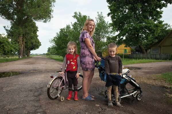 Молодая девушка с детьми в белорусско-литовском приграничье - Sputnik Беларусь